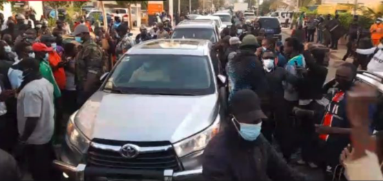 You are currently viewing (Vidéo) Une foule immense raccompagne Ousmane Sonko après le rassemblement