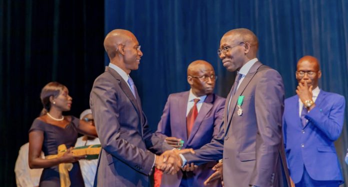 Cérémonie de remise de décorations dans l’Ordre national du Lion:Le maire de Malicounda Maguette Sène honoré par le ministre des finances et du budget