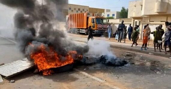 Lire la suite à propos de l’article Dahra Djoloff : 7 étudiants arrêtés par la gendarmerie pour avoir barré la route et brûlé des pneus devant la mairie