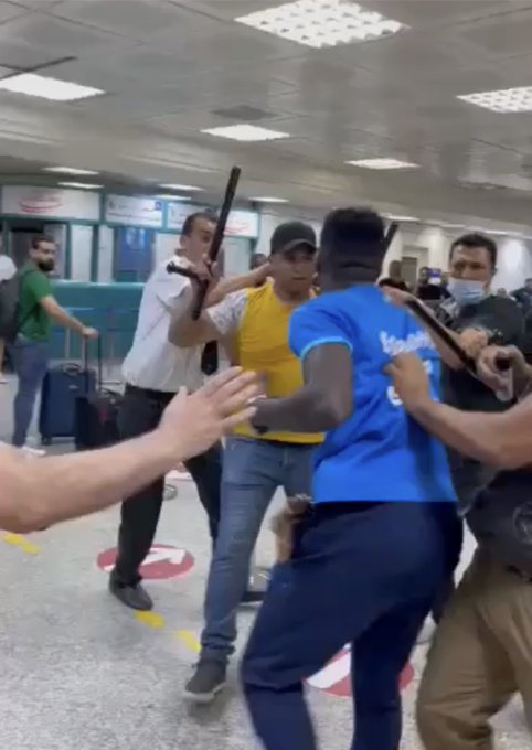  Pagaille à l’aéroport de Tunis : Des Noirs bastonnés par la police, des Sénégalais parmi les voyageurs (Vidéos)